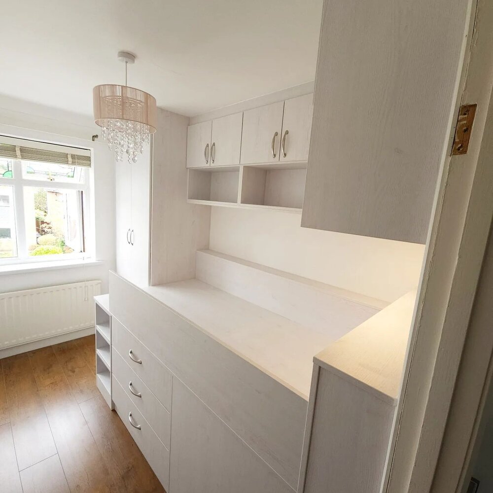Fitted wardrobes maximising a small bedroom